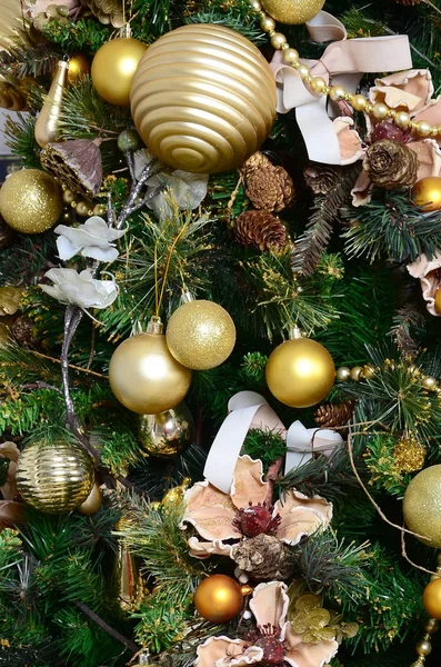 装饰圣诞树关闭 装饰灯泡 绿枞树 金色圣诞玩具和灯 用于圣诞节和新年庆典的背景 — 图库照片