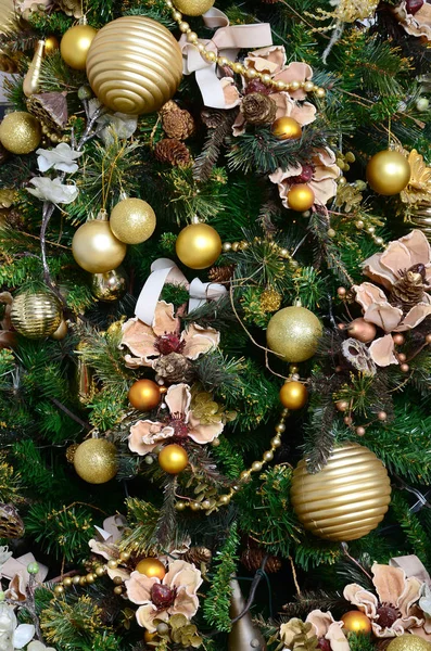 Dekorowanie Boże Narodzenie Drzewo Bliska Ozdoba Żarówka Zielony Świerk Złote — Zdjęcie stockowe