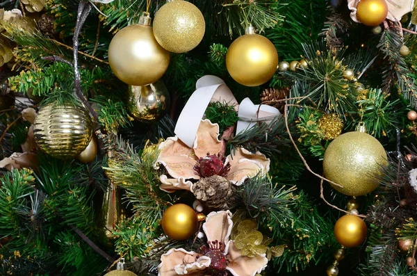 Dekorace Vánoční Strom Zblízka Dekorace Žárovky Zelená Jedle Zlaté Vánoční — Stock fotografie