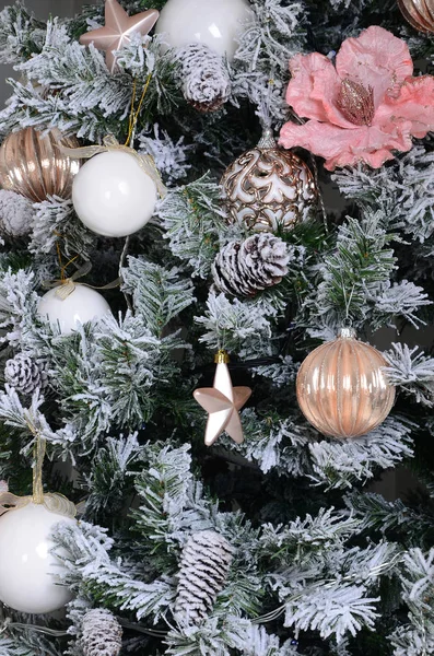 飾るクリスマス ツリーをクローズ アップ 装飾電球 雪に覆われた緑のモミの木 ピンク マスおもちゃ ライト クリスマスと新しい年のお祝い背景用 — ストック写真