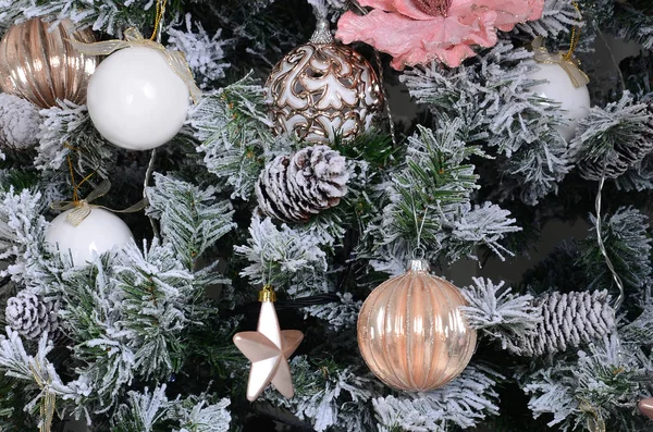 Dekorace Vánoční Strom Zblízka Dekorace Žárovky Zasněžené Zelená Jedle Růžové — Stock fotografie