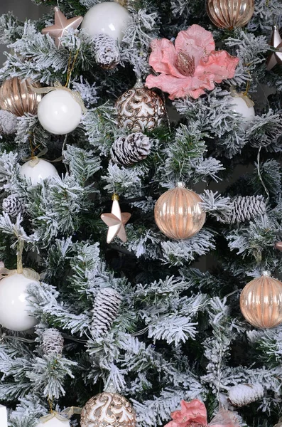 装饰圣诞树特写 装饰灯泡 雪绿色冷杉树 粉红色的 Mas 玩具和灯 用于圣诞节和新年庆典背景 — 图库照片