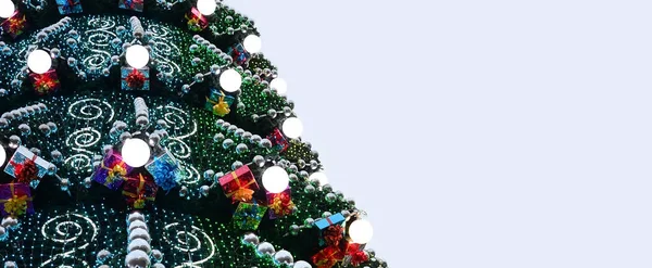 Frammento Enorme Albero Natale Con Molti Ornamenti Scatole Regalo Lampade — Foto Stock