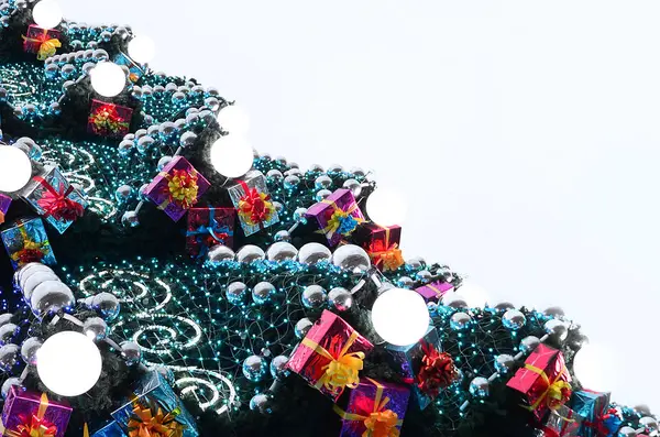 Fragmento Uma Árvore Natal Enorme Com Muitos Ornamentos Caixas Presente — Fotografia de Stock