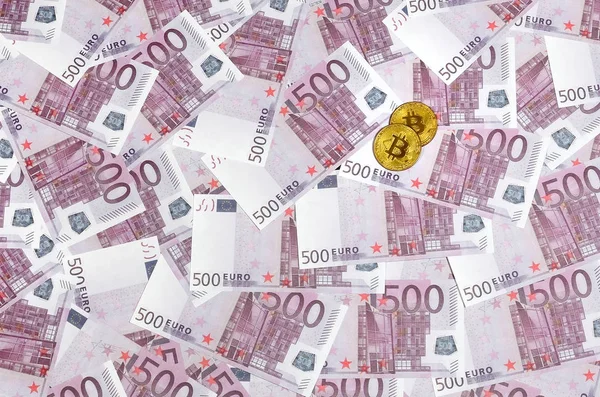 Bitcoins Sobre Pilha Quinhentas Notas Euro Dinheiro Tradicional Conceito Criptomoeda — Fotografia de Stock