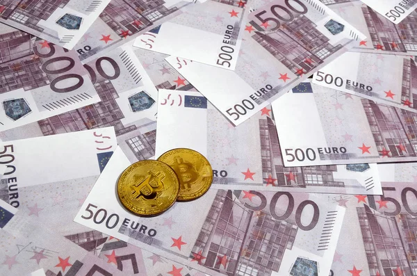 Bitcoins Stapel Van Vijfhonderd Euro Bankbiljetten Traditionele Geld Cryptocurrency Concept — Stockfoto