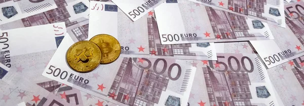 Bitcoin Mucchio Cinquecento Banconote Euro Soldi Tradizionali Contro Concetto Criptovaluta — Foto Stock