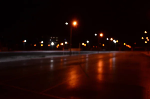 夜间学校操场的模糊照片明亮的灯光 — 图库照片