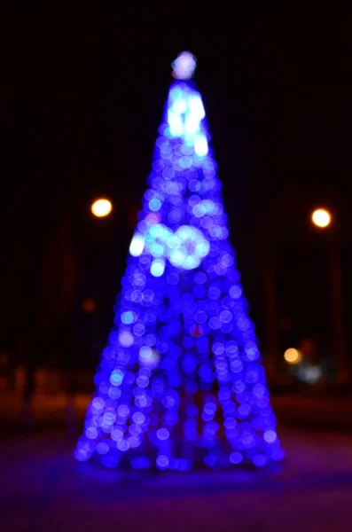 Foto Borrada Árvore Ano Novo Muitas Luzes Redondas Azul — Fotografia de Stock