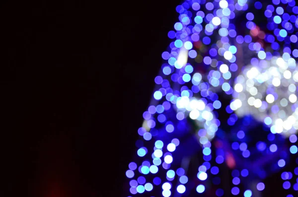 Fragmento Borrado Árvore Ano Novo Muitas Luzes Redondas Azul — Fotografia de Stock