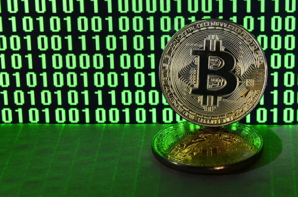 Parę Bitcoinów Leży Powierzchni Kartonu Tle Monitor Przedstawiający Kod Binarny — Zdjęcie stockowe
