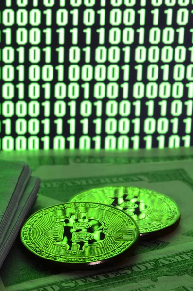 Dwa Kłamstwa Bitcoins Stos Banknotów Dolarowych Tle Monitor Przedstawiający Kod — Zdjęcie stockowe
