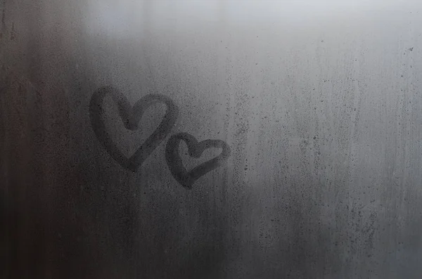 추상적인 흐리게 배경으로 유리에 손으로 그린의 발렌타인 엽서에 — 스톡 사진