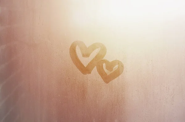 Dvě Abstraktní Rozmazané Láska Srdce Symbolu Nakreslené Ručně Mokré Okenní — Stock fotografie