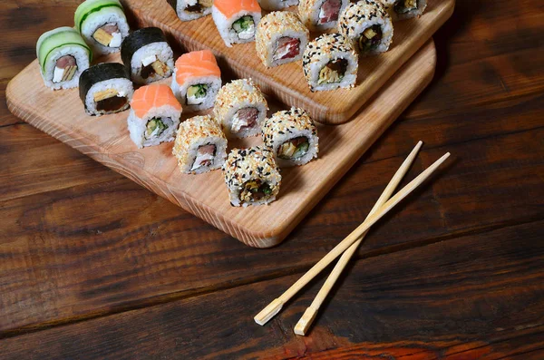 Detaljerad Bild Uppsättning Japanska Sushi Rullar Och Enhet För Deras — Stockfoto