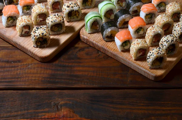 Sushi Tekercs Számos Csoportja Egy Vágódeszka Konyhában Parkcity Egy Asztalon — Stock Fotó