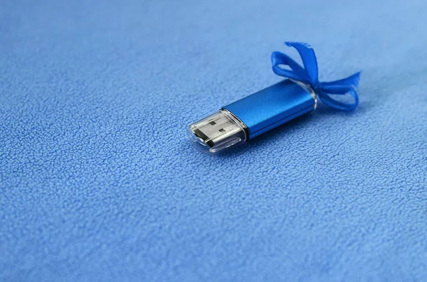 Brillante Tarjeta Memoria Flash Usb Azul Con Arco Azul Encuentra —  Fotos de Stock