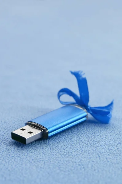 Brilhante Azul Cartão Memória Flash Usb Com Arco Azul Encontra — Fotografia de Stock