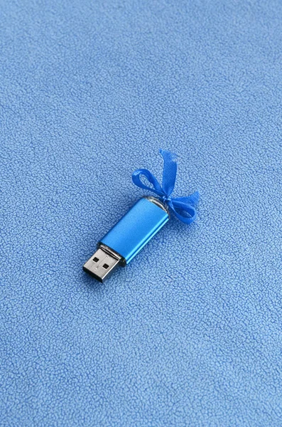 Brillante Tarjeta Memoria Flash Usb Azul Con Arco Azul Encuentra —  Fotos de Stock