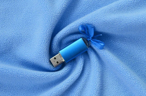 Brillante Tarjeta Memoria Flash Usb Azul Con Arco Azul Encuentra —  Fotos de Stock