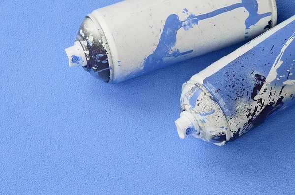 Einige Gebrauchte Blaue Spraydosen Mit Farbtropfen Liegen Auf Einer Decke — Stockfoto