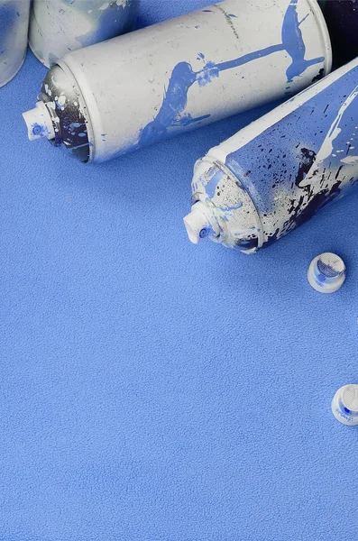 Algunos Utilizan Latas Aerosol Azul Boquillas Con Gotas Pintura Encuentra — Foto de Stock