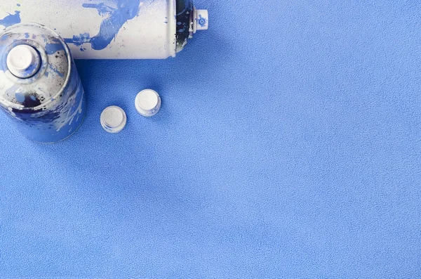 Einige Gebrauchte Blaue Spraydosen Und Düsen Mit Farbtropfen Liegen Auf — Stockfoto