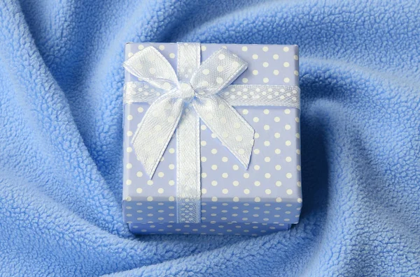 Een Kleine Giftdoos Blauw Met Een Kleine Boog Ligt Een — Stockfoto