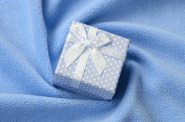 Een Kleine Giftdoos Blauw Met Een Kleine Boog Ligt Een — Stockfoto