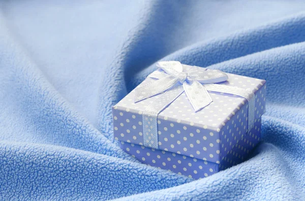 Una Piccola Confezione Regalo Blu Con Piccolo Fiocco Trova Una — Foto Stock