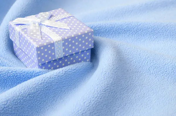 Una Piccola Confezione Regalo Blu Con Piccolo Fiocco Trova Una — Foto Stock