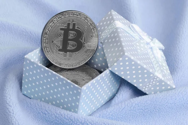Bitcoin Argent Trouve Dans Une Petite Boîte Cadeau Bleue Avec — Photo