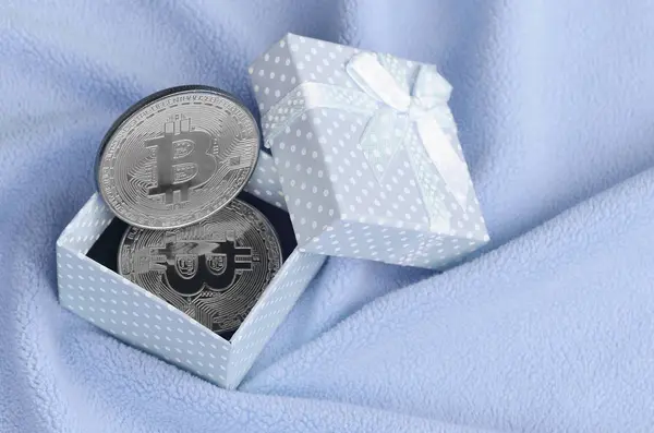 Bitcoin Argent Trouve Dans Une Petite Boîte Cadeau Bleue Avec — Photo