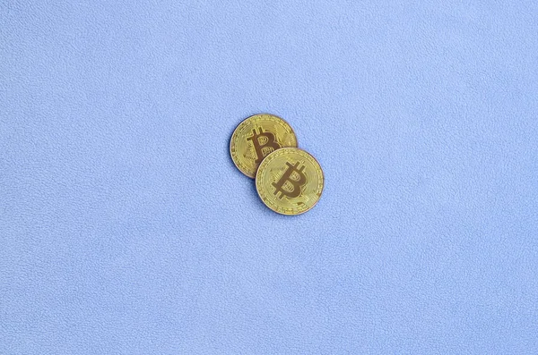 Dos Bitcoins Oro Encuentra Una Manta Hecha Suave Esponjoso Tejido — Foto de Stock