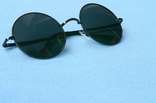 Stylowe Czarne Okulary Przeciwsłoneczne Okrągłe Okulary Leży Kocu Wykonane Tkaniny — Zdjęcie stockowe