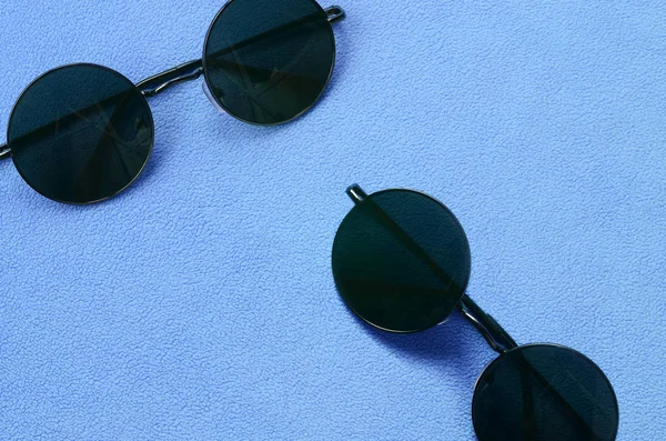 Zwei Stylische Schwarze Sonnenbrillen Mit Runden Gläsern Liegen Auf Einer — Stockfoto