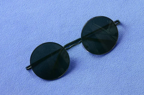 Elegantes Gafas Sol Negras Con Gafas Redondas Encuentra Una Manta — Foto de Stock