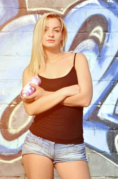 Genç Güzel Seksi Kız Grafiti Sanatçısı Boya Sprey Ile Mavi — Stok fotoğraf