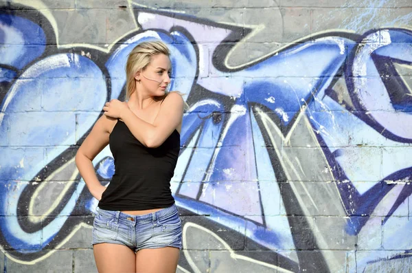 Sexy Kaukasische Blond Meisje Denim Shorts Zwarte Tank Top Poseren — Stockfoto