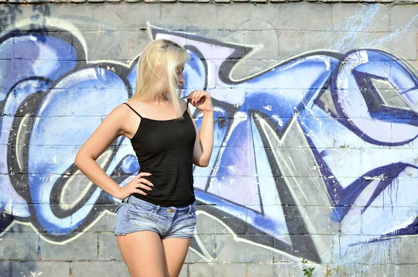 Sexy Caucasian Blonde Girl Denim Shorts Black Tank Top Posing — Stock Photo, Image