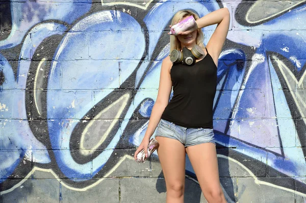 Joven Hermosa Chica Sexy Artista Graffiti Sonriente Con Máscara Gas — Foto de Stock
