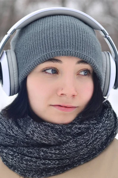 Oldukça Çekici Beyaz Gözlü Kız Hipster Kış Park Portresi Kulaklıklar — Stok fotoğraf