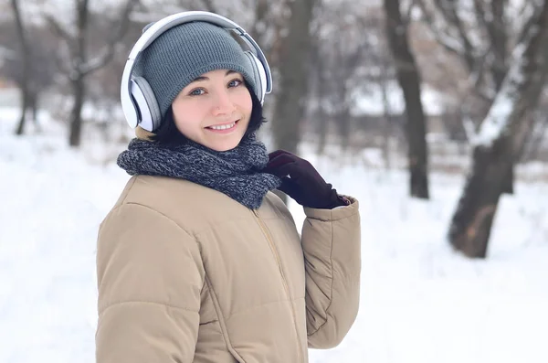 Porträt Von Ziemlich Attraktiven Kaukasischen Gepiercten Mädchen Hipster Winter Park — Stockfoto