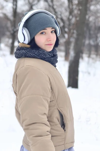 Красуня Зимовому Лісі Красива Молода Брюнетка Біла Проколота Жінка Слухає — стокове фото