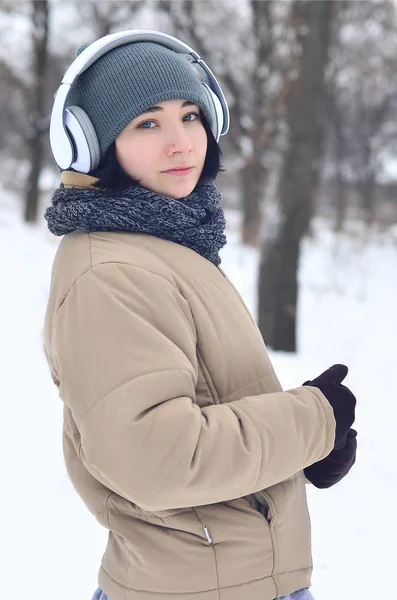 Досить Молода Дівчина Носить Теплі Зимові Вуха Шарф Весела Брюнетка — стокове фото