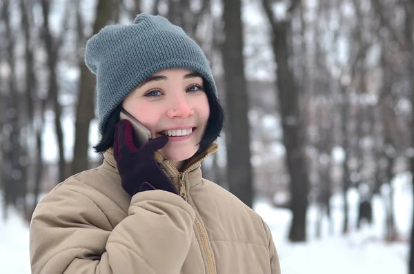 Портрет Досить Привабливої Білої Дівчини Гіпстера Зимовому Парку Вона Говорить — стокове фото