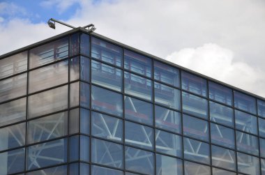 Camlı ofis binası ile yapılı-içinde modern sokak lambası köşesi