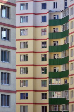 Yeni veya yakın zamanda windows ve balkon çok katlı konut binası tamamlandı. Rus tipi konut yapı