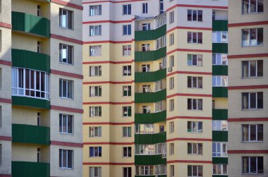 Yeni veya yakın zamanda windows ve balkon çok katlı konut binası tamamlandı. Rus tipi konut yapı