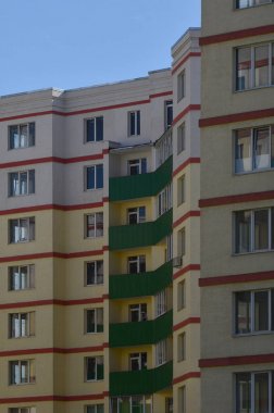 Yeni veya yakın zamanda windows ve balkon çok katlı konut binası tamamlandı. Rus tipi konut yapı